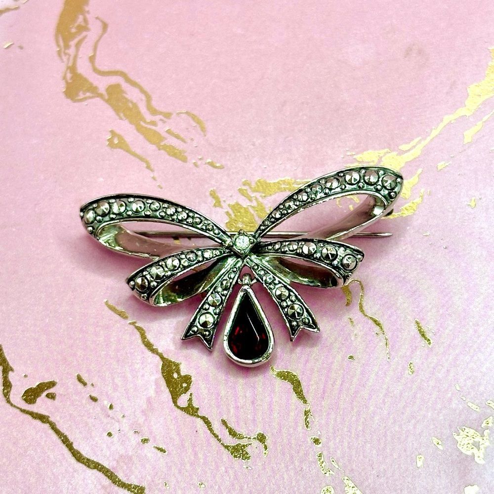 Avon Vintage Victorian Butterfly Bow Brooch - Picture 2 of 3